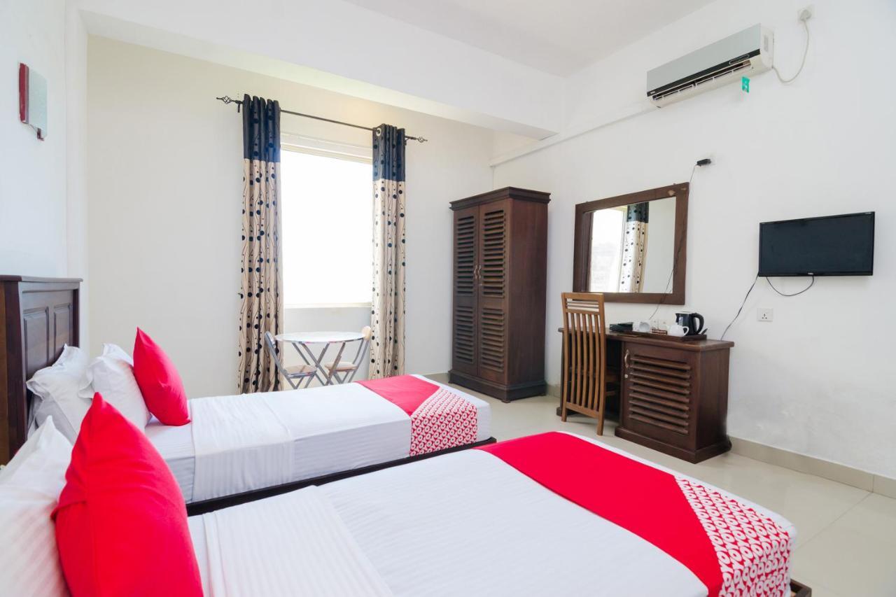 Coral Breeze Colombo Hotel ภายนอก รูปภาพ